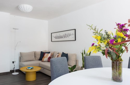 La Goleta Apartamento | Central apartment with patio and parking
