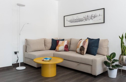 La Goleta Apartamento | Central apartment with patio and parking