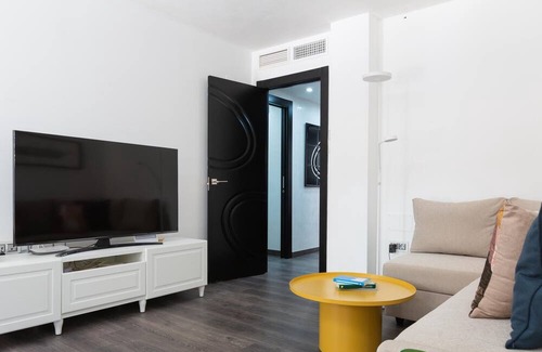La Goleta Apartamento | Central apartment with patio and parking