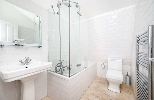 Camberwell Green Apartamento | Chic 2BR London home where comfort meets style