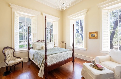 Lampasas Casa | Restored historical home and guest cottage