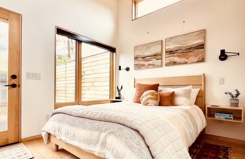 Friendly Apartamento | Cozy, private couples retreat. Minutes from Hayward Field, UofO, and Downtown.