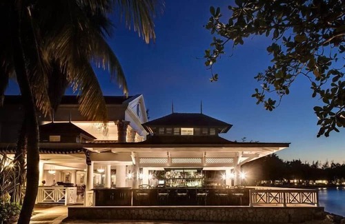 Montego Bay Complejo | Relaxing Villa w/ Free WiFi, Fitness Center, Spa Access & Cocktail Lounge