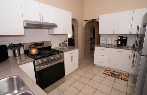 Estate Upper Love Casa | Gorgeous Newly Renovated Home Centrally Located, Minutes From Shopping & Beaches