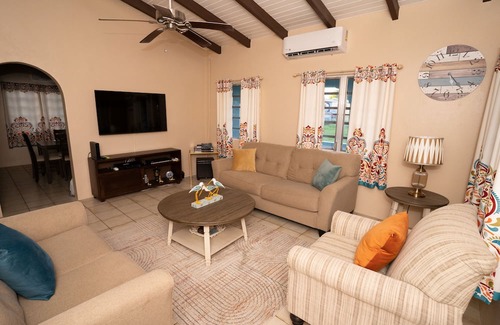 Estate Upper Love Casa | Gorgeous Newly Renovated Home Centrally Located, Minutes From Shopping & Beaches