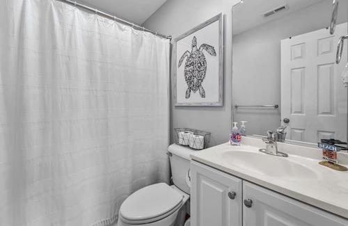Colington Apartamento | Cozy beach get away situated between the ocean and sound. Pet friendly!