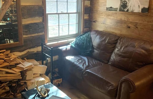 Clyde Cabina | Off-Grid Log Cabin in NC Mountains
