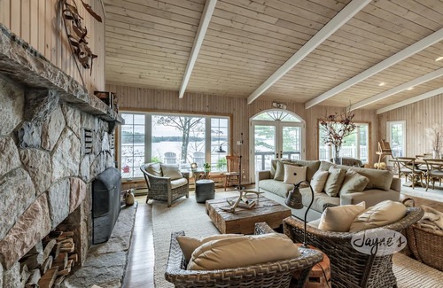 Muskoka Lakes Cabaña | 5 bed 4 bath cottage on Lake Muskoka, Southwest exposure! 2 slip boathouse!