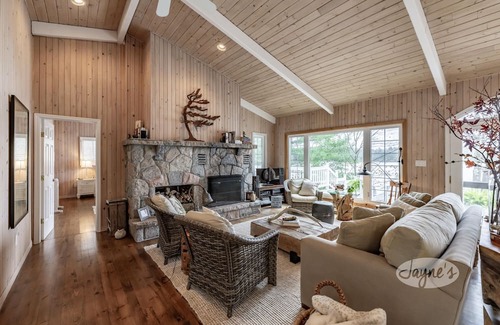 Muskoka Lakes Cabaña | 5 bed 4 bath cottage on Lake Muskoka, Southwest exposure! 2 slip boathouse!
