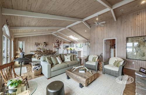 Muskoka Lakes Cabaña | 5 bed 4 bath cottage on Lake Muskoka, Southwest exposure! 2 slip boathouse!