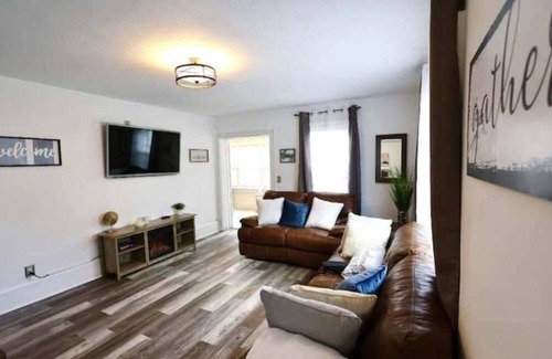 Northwest Casa | The Gathering! 6BR Home by Town Center w/ King Bed