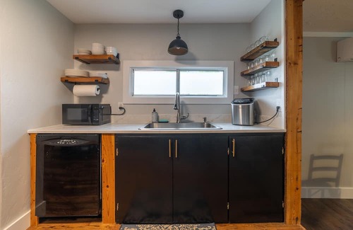 Robbinsville Cabaña | Cozy 2B-1B Cottage - Flat Parking; Close to Tail of the Dragon