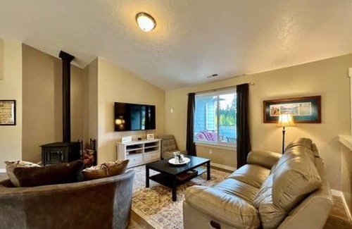 Baker City Casa | FO - Gorgeous! 4 Bdrm, 3 Bath Mtn Getaway, Hot Tub