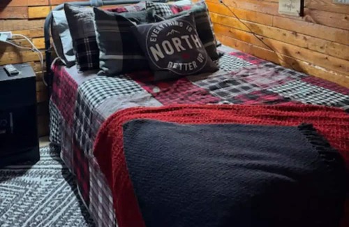 Alcona Cabina | Rustic Cozy Cabin In Innisfil Across from the Lake