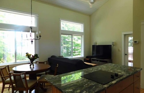 Raymond Cabaña | Light and bright 1-bedroom home on Raymond Pond. Pet-friendly!