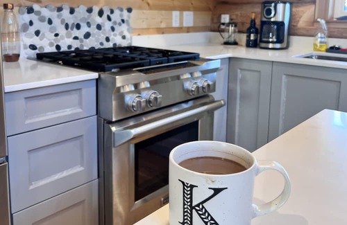 Sunshine Valley Cabina | Log cabin retreat, in beautiful Sunshine Valley, minutes from Manning Park.