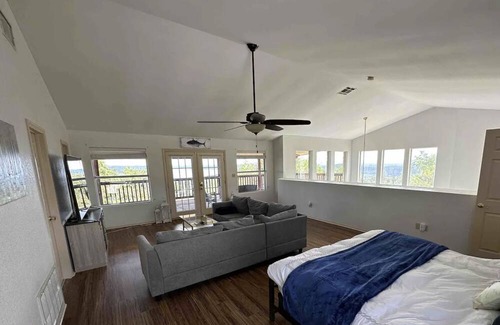 Jonestown Casa | Breathtaking Lakeviews 4 Bedrooms / 2 Bathrooms