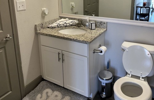 Cary Apartamento | Cozy Fireplace Queen Bed RDU Pad