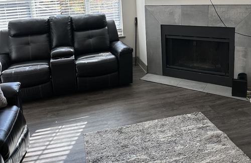 Cary Apartamento | Cozy Fireplace Queen Bed RDU Pad
