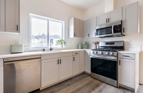 West Hills Casa | The Kings Landing: Private Home in Silverdale / Bremerton Location.