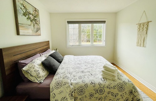 Whitby Casa | Garden view room with washroom