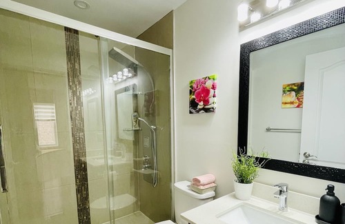 Whitby Casa | Garden view room with washroom