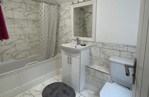 Thurlow Park Casa | The Lily Room in Grand Tulse Hill Villa