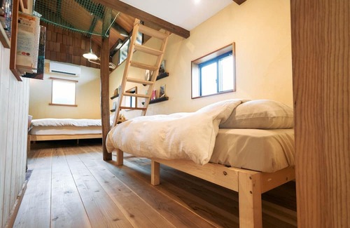 Wake Casa | A private lodging house renovated with natural mat / Wake-gun Okayama