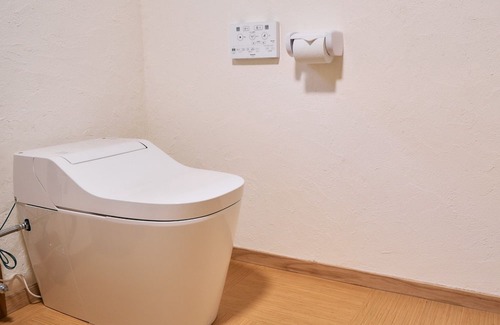 Wake Casa | A private lodging house renovated with natural mat / Wake-gun Okayama