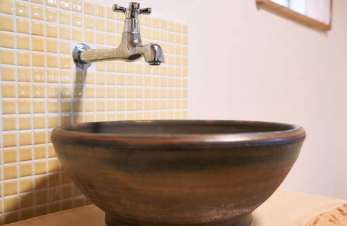 Wake Casa | A private lodging house renovated with natural mat / Wake-gun Okayama