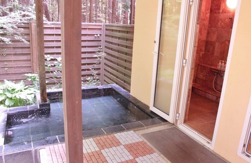Fujikawaguchiko Casa | A twin room with a stylish catfoot bathtub You / Minamitsurugun Yamanashi