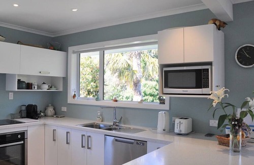 Nelson Casa | Sunny Riverside Retreat