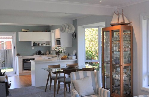 Nelson Casa | Sunny Riverside Retreat
