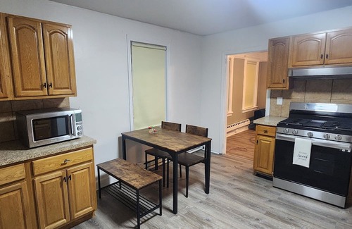 Cove - East Side - Shippan Apartamento | Luxury 2Br with loft space 5 minutes to Downtown/Beach/ w Deck. Pet friendly!