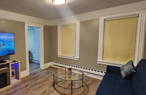Cove - East Side - Shippan Apartamento | Luxury 2Br with loft space 5 minutes to Downtown/Beach/ w Deck. Pet friendly!