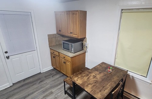 Cove - East Side - Shippan Apartamento | Luxury 2Br with loft space 5 minutes to Downtown/Beach/ w Deck. Pet friendly!