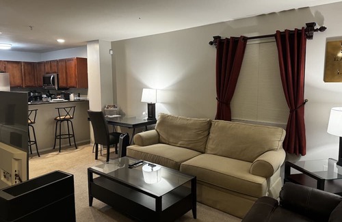 Pontiac Condominio | Modern Gem: Garage, Laundry, Home Comforts Await in Stylish Condo Retreat.