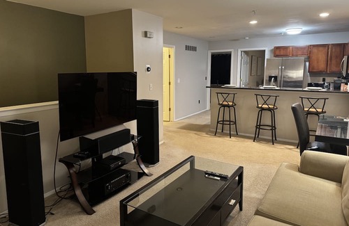Pontiac Condominio | Modern Gem: Garage, Laundry, Home Comforts Await in Stylish Condo Retreat.