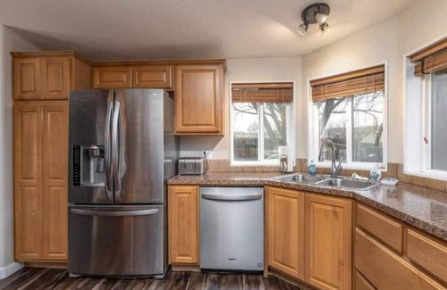 Benton City Cabaña | Heart of Red Mountain in Wine Country!