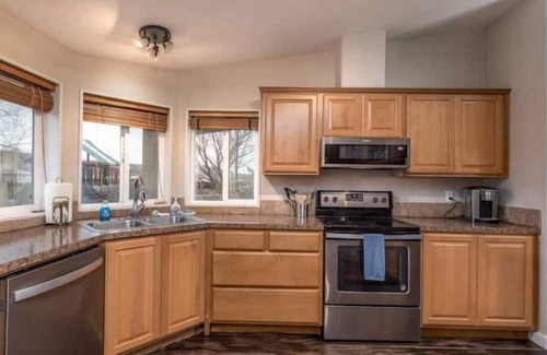 Benton City Cabaña | Heart of Red Mountain in Wine Country!