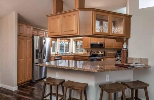 Benton City Cabaña | Heart of Red Mountain in Wine Country!