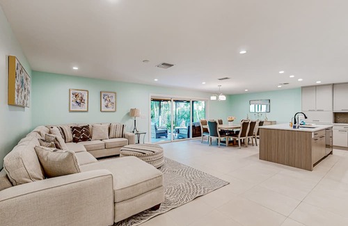 Central Naples Casa | Sunlit enchanting retreat with gorgeous yard & large patio - near beaches & golf