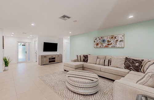 Central Naples Casa | Sunlit enchanting retreat with gorgeous yard & large patio - near beaches & golf