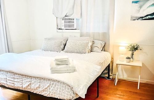 Punaluu Casa | >NEW< Reefside Retreat, Steps from Beach, Sea View