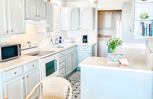 Punaluu Casa | >NEW< Reefside Retreat, Steps from Beach, Sea View
