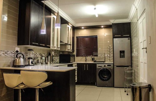 Flora Park Apartamento | Semeni Asante Apartment