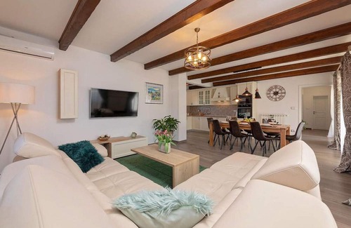 Topid Casa | Villa Mercedes is a nice newly built holiday home with swimming pool near Labin.