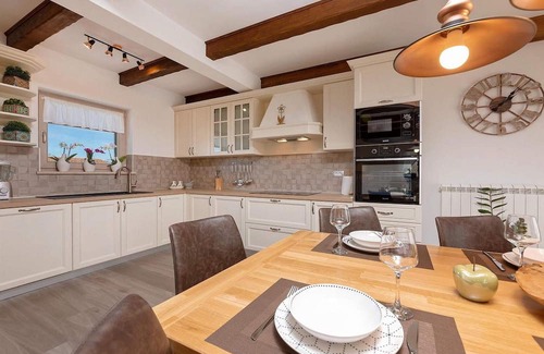 Topid Casa | Villa Mercedes is a nice newly built holiday home with swimming pool near Labin.