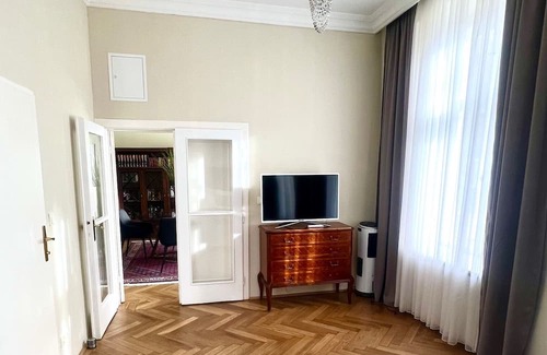 Baden Apartamento | Holiday Apartment "Luxus In Baden Bei Wien" with Shared Garden & Wi-Fi