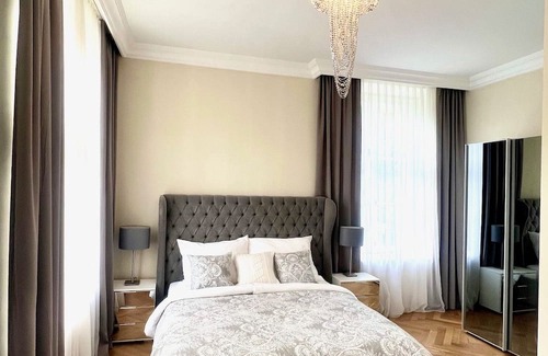 Baden Apartamento | Holiday Apartment "Luxus In Baden Bei Wien" with Shared Garden & Wi-Fi